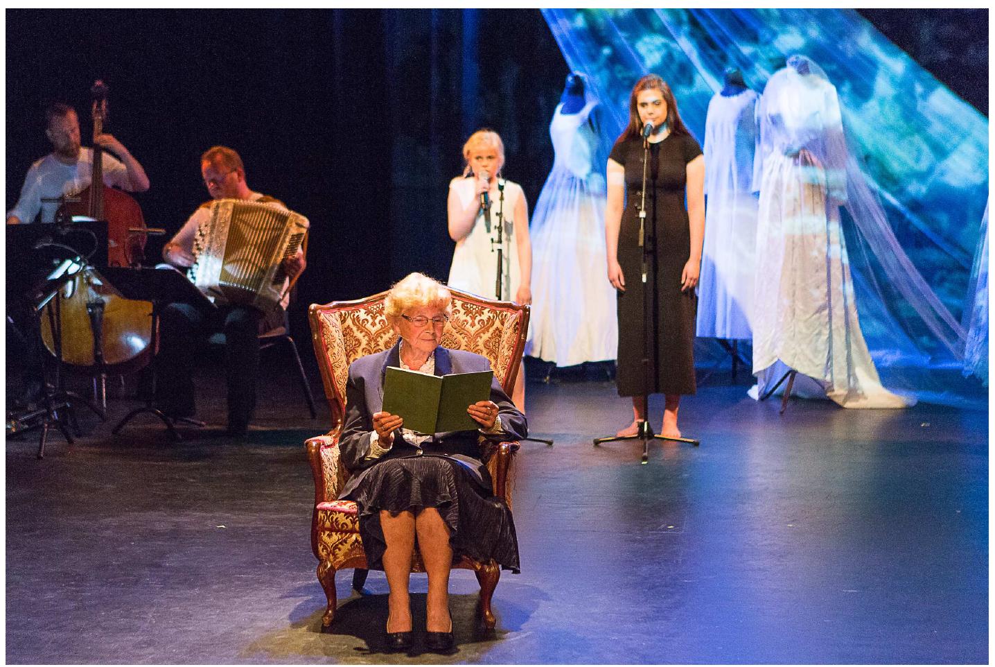 Στιγμιότυπο παράστασης θεάτρου αναπόλησης ατόμων τρίτης ηλικίας στη Νορβηγία.