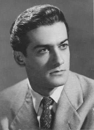 Ο Αλέκος Αλεξανδράκης (1928-2005), εμβληματικός ζεν πρεμιέ του ελληνικού θεάτρου και κινηματογράφου, ο οποίος ενσάρκωσε με γοητεία και λεπτότητα τον τύπο του νεαρού πρωταγωνιστή, για να εξελιχθεί αργότερα σε ηθοποιό σημαντικού δραματικού και κωμικού βεληνεκούς.