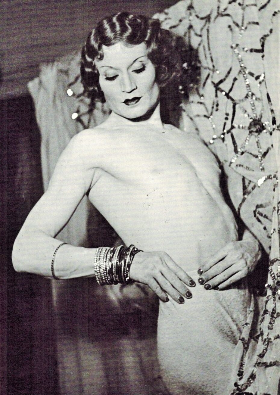 H κουήρ αρτίστα Barbette (Vander Clyde) που πρωταγωνιστούσε στα θεάματα του Moulin Rouge του Παρισιού του Μεσοπολέμου, σε φωτογραφία του Man Ray (1926). 