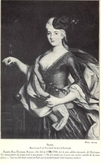 Πορτραίτο της Zanetta Rosa Giovanna Benozzi [Τζανέττα Ρόζα Τζοβάννα Μπενότσι] (1701-1758), γνωστής στη σκηνή ως Silvia [Σύλβια], διά χειρός François de Troy [Φρανσουά ντε Τρουά], από τη συλλογή του Δούκα της Πόρτλαντ (φωτογραφική αναπαραγωγή Braun). Πρωταγωνίστρια της Comédie-Italienne στο Παρίσι και η πλέον φημισμένη ερμηνεύτρια του Pierre de Marivaux, η Benozzi ταυτίστηκε τόσο απόλυτα με τον τύπο της νεαρής ενζενύ, ώστε ένας απομνημονευματογράφος της εποχής σημείωνε ότι «δεν στάθηκε ποτέ δυνατόν να βρεθεί ηθοποιός ικανή να την αντικαταστήσει: σε εκείνη η φύση και η τέχνη που την τελειοποιούσε παρέμεναν πάντοτε κρυφές».