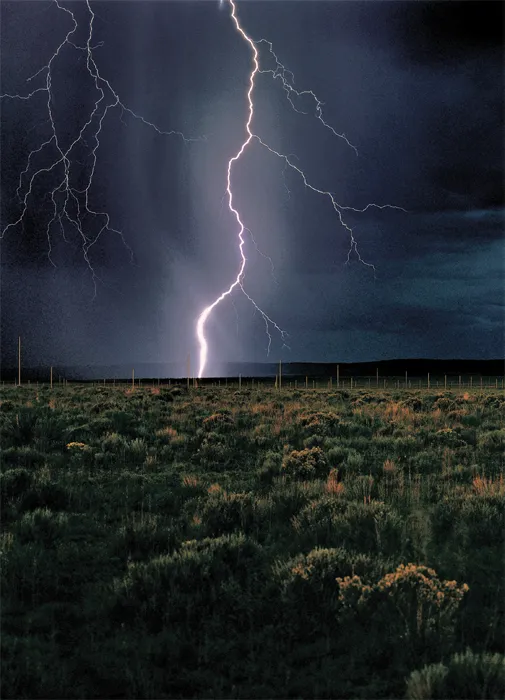 Walter De Maria,&nbsp;The Lightning Field [Πεδίο Κεραυνών], 1977, Νέο Μεξικό.Σε μια απομακρυσμένη περιοχή στην έρημο του Νέου Μεξικού, ο Walter De Maria εγκατέστησε 400 πόλους από ανοξείδωτο χάλυβα. Οι κεραυνοί από τις συχνές καταιγίδες της περιοχής ζωντάνευαν το έργο ενεργοποιώντας τους μεταλλικούς πόλους.