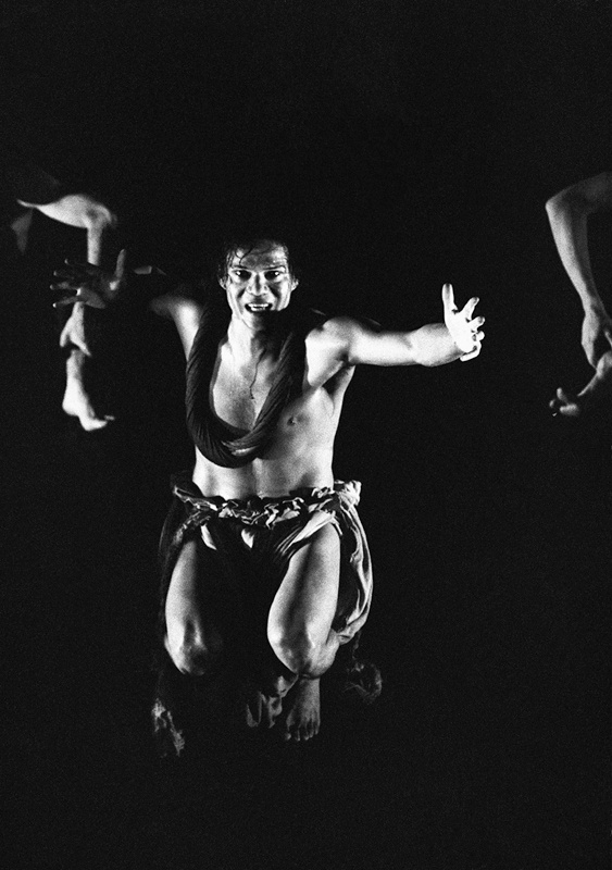 Ο Διόνυσος σε στιγμιότυπο από την παράσταση Διόνυσος (1998) σε σκηνοθεσία του Θεόδωρου Τερζόπουλου. Συμπαραγωγή [[#Θέατρο Άττις [Attis Theatre]#]]-Festival Iberoamericano, φωτογραφία της Johanna Weber.