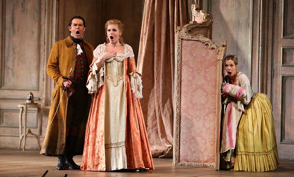 Σκηνή ωτακουστίας από την όπερα Le nozze di Figaro [Οι γάμοι του Φίγκαρο] (1786) του Wolfgang Amadeus Mozart [Βόλφγκανγκ Αμαντέους Μότσαρτ], σε σκηνοθεσία Jonathan Miller [Τζόναθαν Μίλλερ] (Metropolitan Opera, Νέα Υόρκη, παραγωγή 1998, αναδιαδραμάτιση 2012). Φωτογραφία: Chang W. Lee / The New York Times.