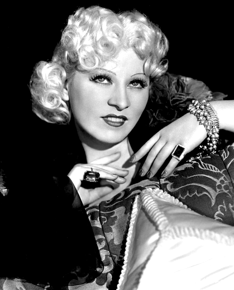 Στον κινηματογράφο της δεκαετίας του 1930, η [[#Mae West [Μαίη Ουέστ]#]] ενσάρκωσε το πνεύμα του μπουρλέσκ μέσω της κωμικής ατάκας. Οι διάλογοί της, γεμάτοι υπονοούμενα, αυτοσαρκασμό και προκλητική αυτοπεποίθηση, αποτελούν την εξέλιξη της «λεκτικής παρωδίας» του είδους. Η West χρησιμοποίησε τη θηλυκότητά της ως καμπ υπερβολή, ανατρέποντας τα σεξουαλικά στερεότυπα της εποχής και καθιερώνοντας μια περσόνα που ήταν ταυτόχρονα ατραξιόν και σχολιάστρια της ίδιας της της εικόνας.