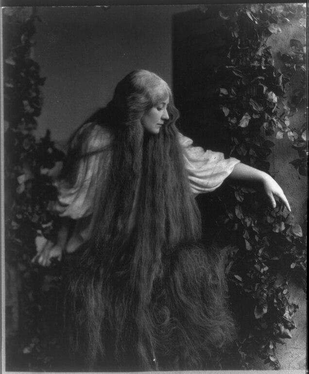 Η υψίφωνος [[#Mary Garden [Μαίρη Γκάρντεν]#]] ως Μελισσάνθη σε παράσταση της ομότιτλης όπερας του Debussy (1908). ©Davis &amp; Eickmeyer, Nέα Υόρκη, αποκατεστημένη από τον [[#Adam Cuerden [Άνταμ Κιούρντεν]#]].