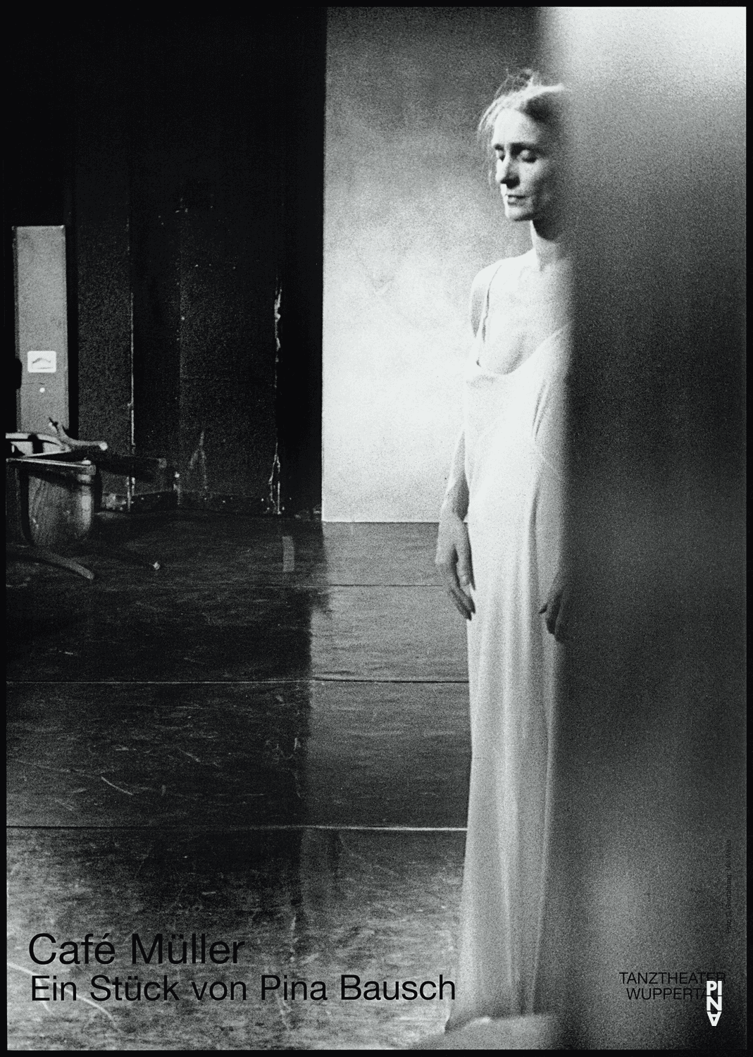 Café Müller: Μια παράσταση χοροθεάτρου από την Pina Bausch. Η Pina Bausch εμπνεύστηκε και βάσισε την εν λόγω παράσταση στις παιδικές της αναμνήσεις, όταν κοίταζε τον πατέρα της να εργάζεται στο καφέ του στη Γερμανία, κατά  τον Δεύτερο Παγκόσμιο Πόλεμο. Το σκηνικό είναι ένα έρημο καφέ με διάσπαρτα τραπέζια και καρέκλες, στο οποίο οι χορευτές σκοντάφτουν, με κλειστά μάτια, χτυπώντας στις καρέκλες και ο ένας στον άλλον. Οι έξι χορευτές συνεχώς σηκώνουν, ρίχνουν και κυνηγούν ο ένας τον άλλον.&nbsp;