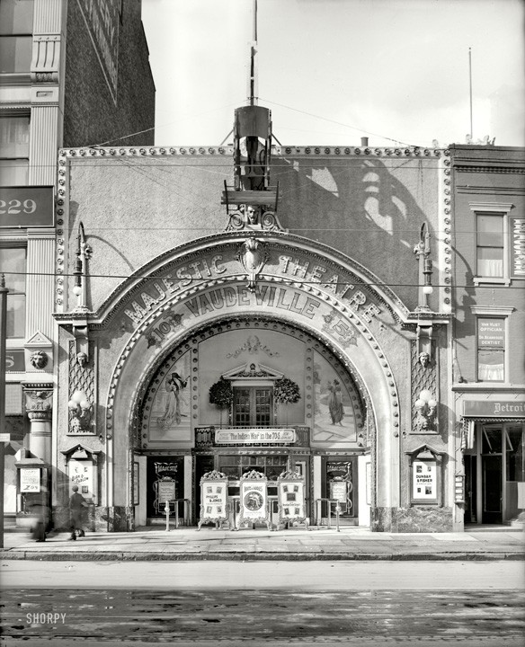 Το Majestic Theatre στο Ντητρόιτ του Μίσιγκαν (1909), μία από τις πολυάριθμες αίθουσες βωντβίλ που λειτουργούσαν σε ολόκληρη την επικράτεια των ΗΠΑ κατά την περίοδο ακμής του είδους. Shorpy Historic Picture Archive.