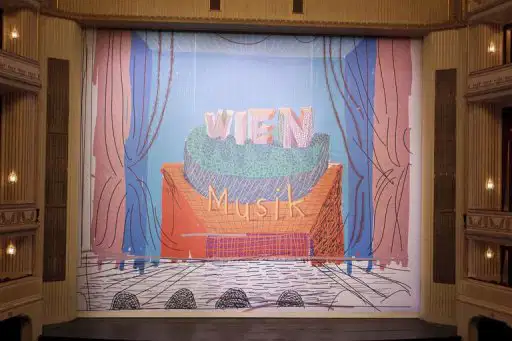 Αυλαία φιλοτεχνημένη από τον David Hockney για την [[#Vienna State Opera [Κρατική Όπερα της Βιέννης]#]].