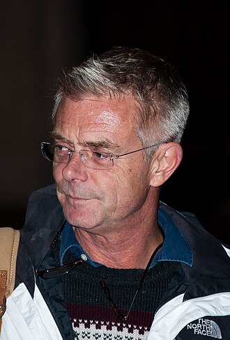 Ο σκηνοθέτης Stephen Daldry [Στήβεν Ντάλντρυ] (Νοέμβριος 2013), καλλιτεχνικός διευθυντής του λονδρέζικου Royal Court Theatre (1992-1998), την περίοδο κατά την οποία ο ιστορικός θεσμός φιλοξένησε τις καθοριστικές παραγωγές του θεάτρου στα μούτρα σου, με πρώτο το Blasted [Ισοπεδωμένοι] της Sarah Kane [Σάρα Κέην] τον Ιανουάριο του 1995.