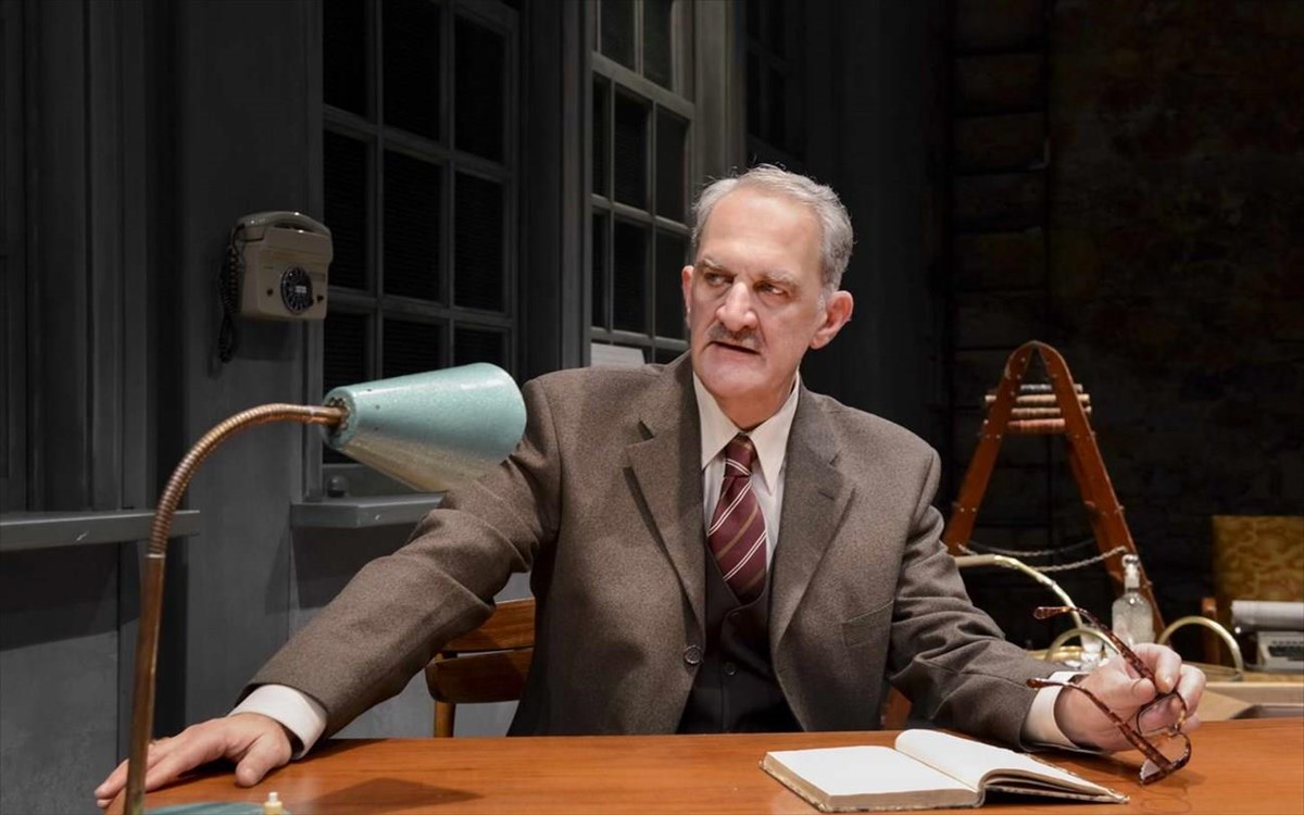 Παράδειγμα ρεαλιστικής χρήσης αντικειμένων φροντιστηρίου (τετράδιο, γυαλιά, λάμπα γραφείου) στην παράσταση Η εκδοχή του Μπράουνινγκ του [[#Terence Rattigan [Τέρενς Ράττιγκαν]#]] σε σκηνοθεσία της [[#Ελένης Σκότη#]], Θέατρο Εμπορικόν, (2013). 