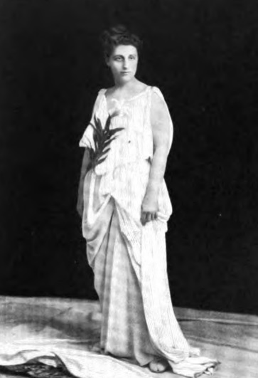 Η Genevieve Stebbins [Τζένεβιβ Στέμπινς] το 1902. Φωτ.: S. A. Thomas, Νέα Υόρκη (πηγή:&nbsp;The Successful American, τ. V, Φεβρουάριος 1902). Μαθήτρια του Steele Mackaye, κύριου μαθητή του François Delsarte, η Στέμπινς συστηματοποίησε και διέδωσε τη ντελσαρτική μέθοδο εκφραστικής κίνησης στις Ηνωμένες Πολιτείες, θέτοντας τις βάσεις για τη γένεση του εκφραστικού χορού.