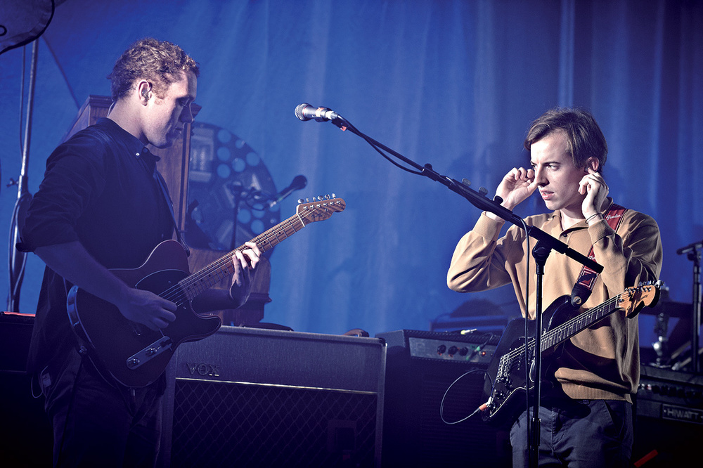 Οι [[#Jamie MacColl [Τζέιμι Μακόλ]#]] (αριστερά) και [[#Jack Steadman [Τζακ Στέντμαν]#]] (δεξιά) των [[#Bombay Bicycle Club#]] κατά τη διάρκεια ενός ελέγχου ήχου. Φωτογραφία: [[#Jesse Wild [Τζέσι Ουάιλντ]#]].