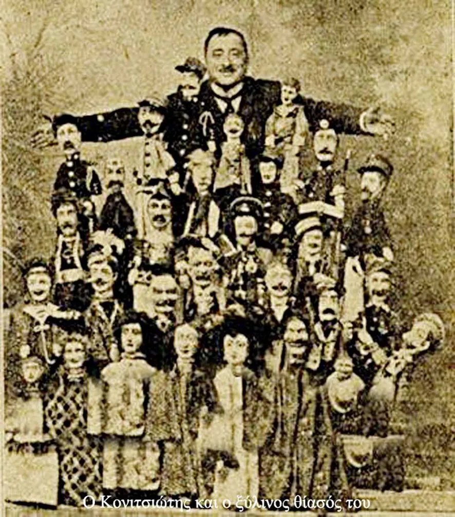 Ο κουκλοπαίκτης Χρήστος Κονιτσιώτης και ο ξύλινος θίασός του. 