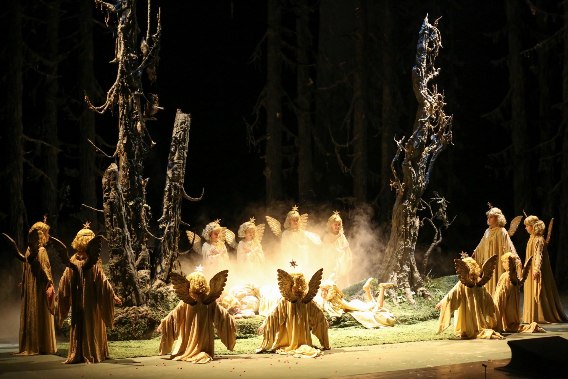 Engelbert Humperdinck [Ένγκελμπερτ Χούμπερντινκ], Hänsel und Gretel [Χάνσελ και Γκρέτελ, 1893], σε λιμπρέτο της Adelheid Wette [Αντελχάιντ Βέττε] βασισμένο στο ομώνυμο παραμύθι των αδελφών Grimm [Γκριμμ], σκηνή της «Παντομίμας του ονείρου» ["Traumpantomime"] με τους δεκατέσσερις φύλακες-αγγέλους, παράσταση της Volksoper της Βιέννης σε σκηνοθεσία Karl Dönch [Καρλ Ντενχ], σκηνικά / κοστούμια Toni Businger [Τόνι Μπούζινγκερ] και μουσική διεύθυνση Christof Prick [Κρίστοφ Πρικ], 23 Δεκεμβρίου 2017 (φωτογραφία: Barbara Pálffy [Μπάρμπαρα Πάλφφυ]). Έπειτα από την «Εσπερινή Προσευχή» [Abendsegen] των χαμένων στο δάσος παιδιών («Όταν κοιμάμαι το βράδυ, δεκατέσσερις άγγελοι με περιβάλλουν»), η σκηνή αποκαλύπτει τους αγγέλους ως φύλακες της παιδικής αθωότητας, σε μία από τις πλέον τρυφερές αποτυπώσεις της αγγελικής εικονογραφίας στην ύστερη ρομαντική όπερα.