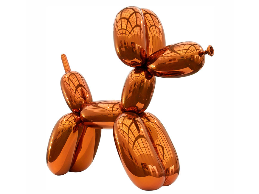 Jeff Koons [Τζεφ Κουνς], Balloon Dog (Orange) [Σκύλος-Μπαλόνι (Πορτοκαλί)], 1994 – 2000, ανοξείδωτος χάλυβας με γυαλιστερή χρωματική επικάλυψη. Μέρος της σειράς Celebration του Αμερικανού καλλιτέχνη, το έργο αναπαράγει σε μνημειακές διαστάσεις και βιομηχανικό υλικό το ταπεινό αντικείμενο των παιδικών πάρτυ, το φουσκωτό μπαλόνι σε σχήμα σκύλου, οικειοποιούμενο μια φιγούρα της λαϊκής, καθημερινής κουλτούρας. Εντάσσεται στην παράδοση της τέχνης της οικειοποίησης, μετουσιώνοντας το εφήμερο σε αιώνιο και αμφισβητώντας τα όρια ανάμεσα σε υψηλή τέχνη, κιτς και εμπόρευμα, σε συνομιλία με τη χρ ήση καθημερινών αντικειμένων από τον Ντυσάν και τη σειριακή αισθητική του Άντυ Ουώρχολ.&nbsp;