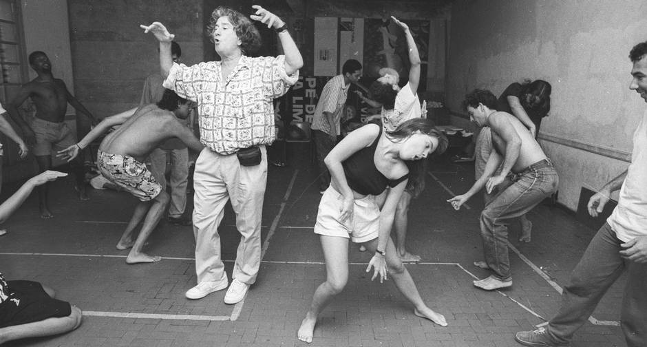 Φωτογραφία που παρουσιάζει τον Augusto Boal να καθοδηγεί τα μέλη της ομάδας του να χρησιμοποιήσουν το σώμα τους για τη δημιουργία στατικών εικόνων.