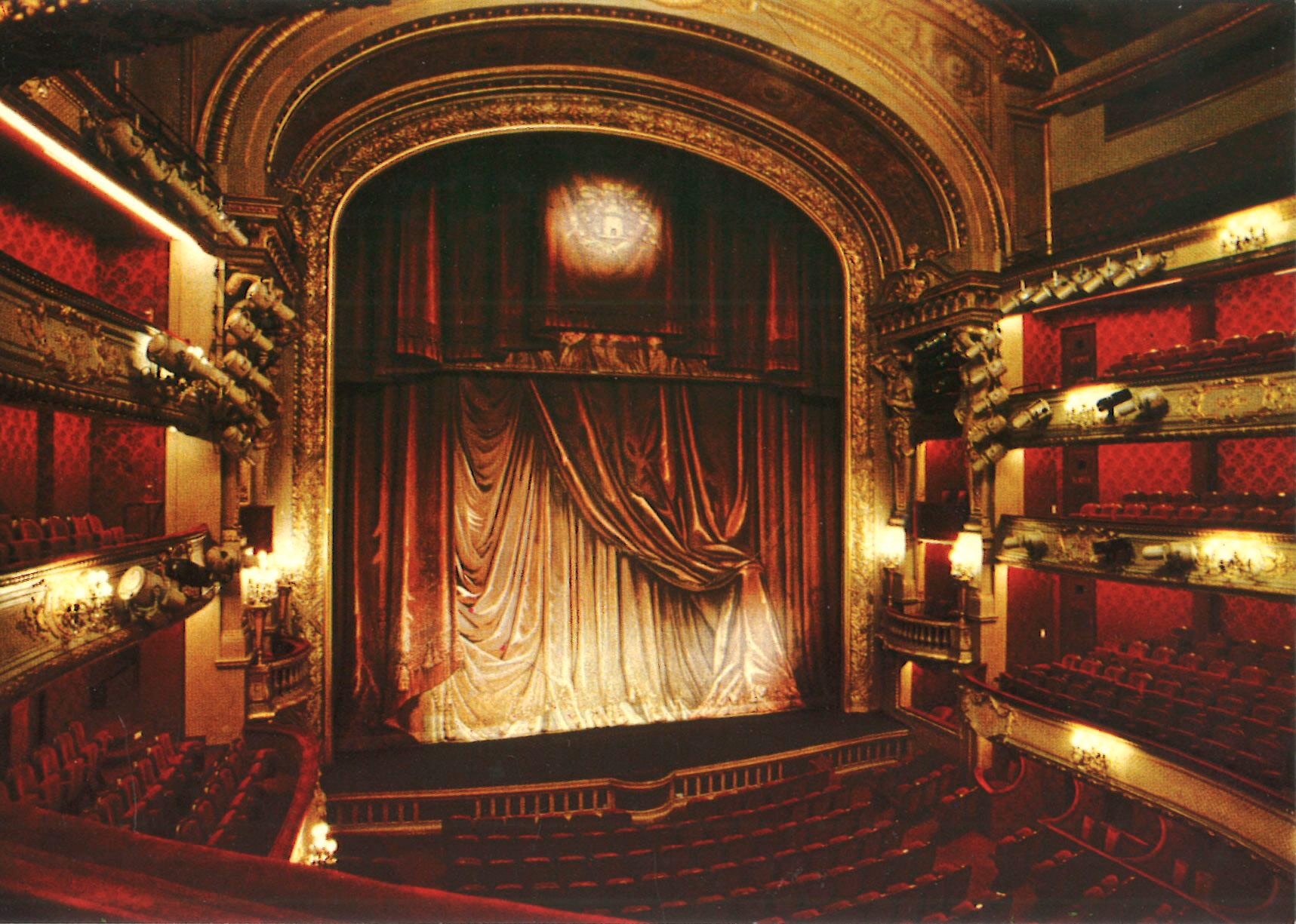Η αυλαία της αίθουσας Ρισελιέ της [[#Comédie-Française [Εθνικό Θέατρο της Γαλλίας]#]], Παρίσι.