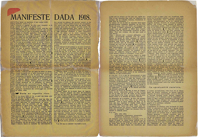 Tristan Tzara [Τριστάν Τζαρά], Manifeste Dada 1918 [Μανιφέστο Νταντά 1918], όπως δημοσιεύθηκε στο τεύχος 3 του περιοδικού Dada (Ζυρίχη, Δεκέμβριος 1918), που εξέδιδε ο ίδιος. Η τυπογραφική αναρχία της σελίδας, με ανάμεικτα στοιχεία και διαφορετικά μεγέθη, μεταφέρει στο έντυπο τη φωνητική επιθετικότητα της δημόσιας εκφώνησης του μανιφέστου και καθιστά την ίδια τη σελιδοποίηση διακήρυξη.