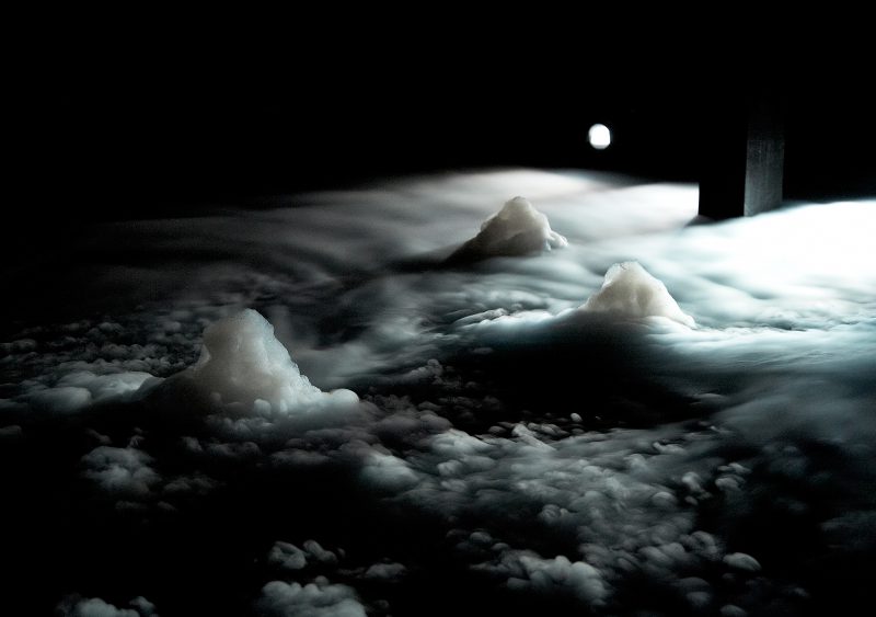 Mette Ingvartsen,&nbsp;Evaporated Landscapes, Steirischer Herbst Festival, Graz, 2009. Στo έργο Evaporated Landscapes η χορογραφία δεν αφορά πλέον την οργάνωση των σωμάτων και των κινήσεών τους στον χώρο. Αντίθετα, νοείται ως η σχέση που ενεργοποιείται ανάμεσα στα εφήμερα στοιχεία, καθώς αυτά αιωρούνται και διαλύονται μαγικά στον χώρο. 