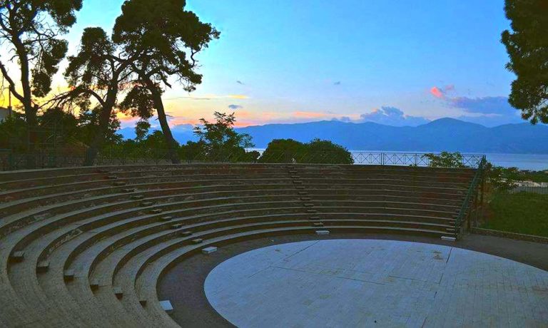 Το υπαίθριο θέατρο «Γεώργιος Παππάς», στον περιβάλλοντα χώρο του Πολιτιστικού Κέντρου Αιγίου «Αλέκος Μέγαρης». Το θέατρο μπορεί να φιλοξενήσει στα διαζώματά του περίπου 1.000 άτομα. Το όνομα του θεάτρου επελέγη για να τιμηθεί ο διεθνούς φήμης βαθύφωνος με καταγωγή από την Αιγιάλεια. 