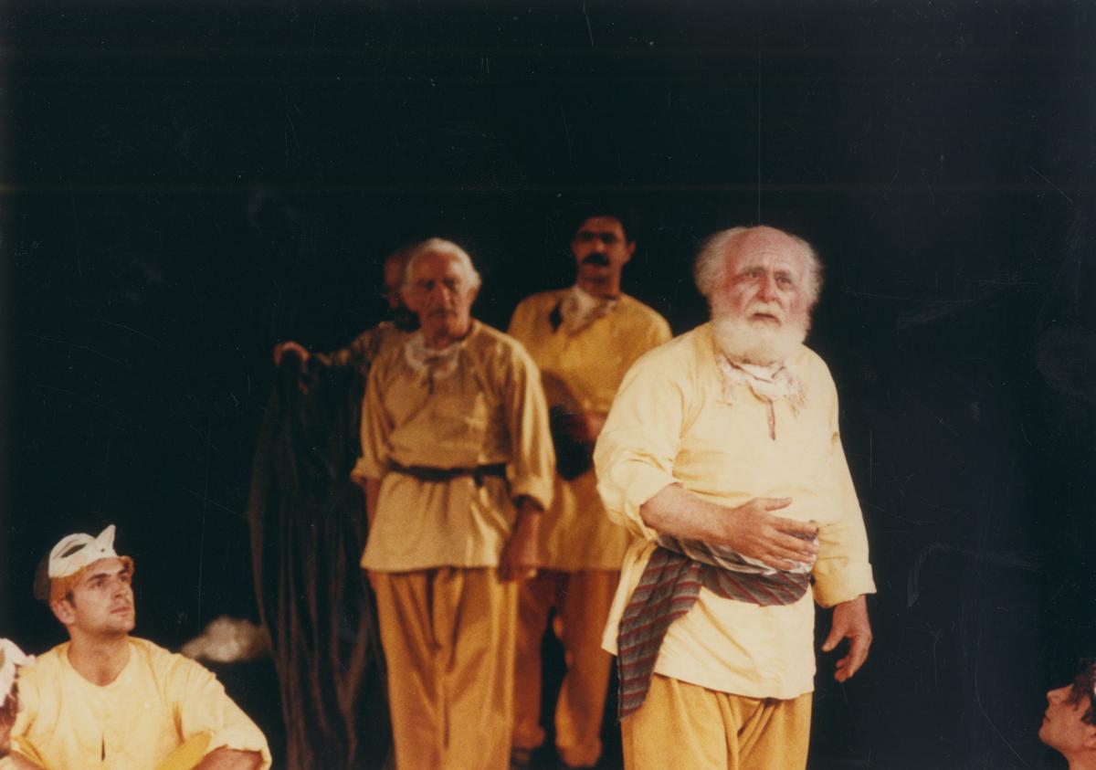 Παράβασις Χορού. Από αριστερά: [[#Κώστας Κρομμύδας#]], [[#Ντίνος Δουλγεράκης#]], [[#Μπάμπης Αλατζάς#]], [[#Στέλιος Λιονάκης#]]. Φωτογραφία από πρόβα της παράστασης Αχαρνής σε σκηνοθεσία [[#Διαγόρα Χρονόπουλου#]] και παραγωγή του [[#Εθνικού Θεάτρου [National Theatre of Greece]#]] (1995). Φωτογράφος: [[#Βασίλης Μποζίκης#]].