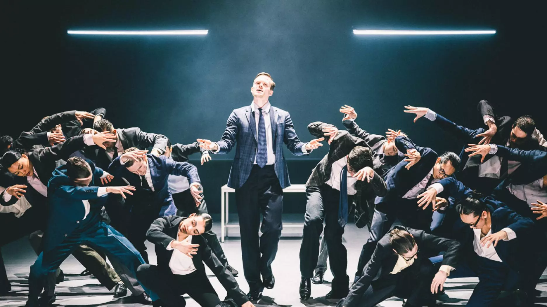 Στιγμιότυπο από την παράσταση Figures in Exctinction, παραγωγής Nederlands Dans Theater (NDT1) &amp; [[#Complicité#]] - [[#Crystal Pite#]] &amp; [[#Simon McBurney#]]. Παρίσι, Théâtre de la Ville - Sarah Bernhardt (2025-2026). 