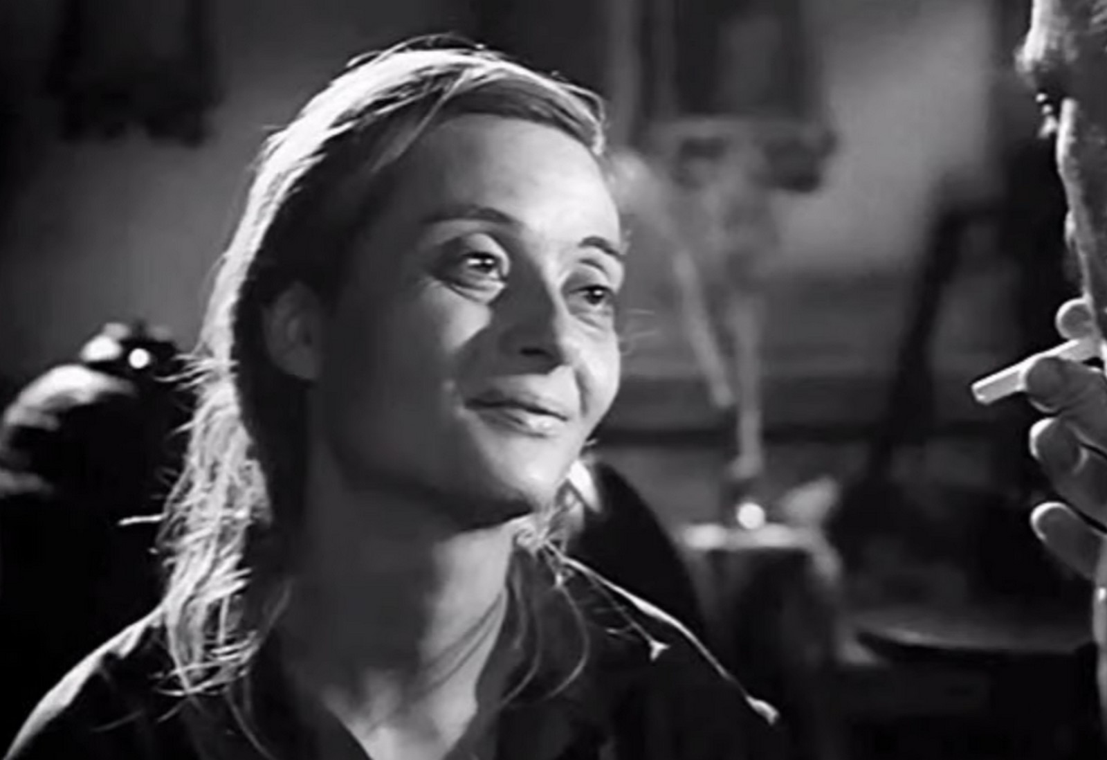 Η ηθοποιός [[#Ηρώ Κυριακάκη#]] σε ηλικία 29 χρονών διακρίθηκε ως καρατερίστα στον ρόλο μιας μεσόκοπης και ταλαιπωρημένης καθαρίστριας στο θεατρικό έργο του [[#Αλέκου Γαλανού#]] Τα Κόκκινα Φανάρια (1961). 