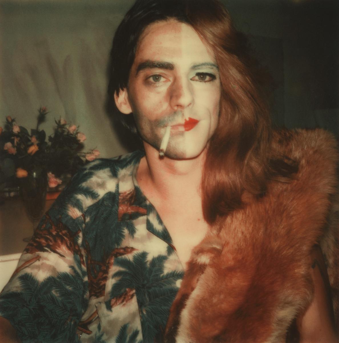 [[#Ulay [Ουλάι]#]], S’He (1973). Φωτογραφικό πορτρέτο του Ulay, όπου ο καλλιτέχνης εμφανίζεται με δύο διαφορετικά προφίλ. Το ντύσιμο και το μακιγιάζ του παραπέμπει αντίστοιχα σε γυναικείο και ανδρικό πρόσωπο και σώμα.