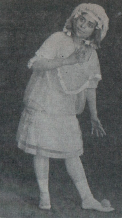 Η [[#Μελπομένη Κολυβά#]], μια ξεχωριστή φυσιογνωμία της ελληνικής οπερέτας, στον ρόλο μιας κούκλας-αυτόματου, της περίφημης «Πουπέ», ο οποίος αποτέλεσε μια από τις θριαμβευτικές επιτυχίες της. Τον ρόλο αυτόν ενσάρκωσε στην ομώνυμη οπερέτα των [[#Edmond Audran [Εντμόν Ωντράν]#]] και [[#Maurice Ordonneau [Μωρίς Ορντονώ]#]], το γαλλικό μουσικό έργο La poupée [Η κούκλα] χαρακτηρισμένο και ως οπερά-κωμίκ και εμπνευσμένο από το διήγημα του Hoffmann Der Sandmann, που παρουσιάστηκε επιτυχώς στην ελληνική σκηνή τις πρώτες δεκαετίες του 20ού αιώνα. 