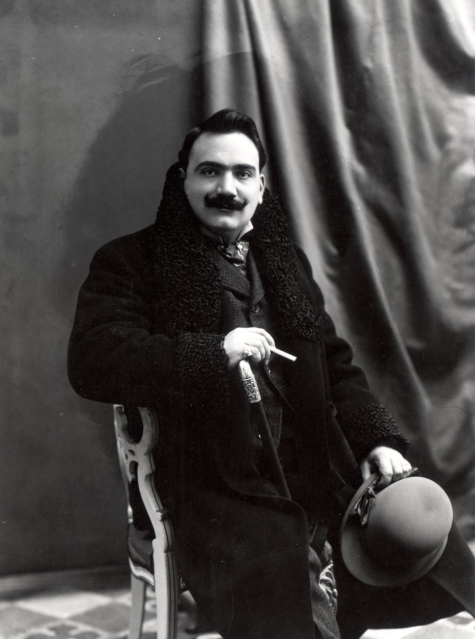 Ο Enrico Caruso [Ενρίκο Καρούζο], ο κατεξοχήν οξύφωνος που σφράγισε την αυγή της δισκογραφικής εποχής, σε ασπρόμαυρο φωτογραφικό πορτρέτο (χρονολογία άγνωστη, ιδιωτική συλλογή). Το θερμό, «σκοτεινό» ηχόχρωμα και η δραματική ένταση της φωνής του καθιέρωσαν το πρότυπο του σύγχρονου ιταλικού οξύφωνου.