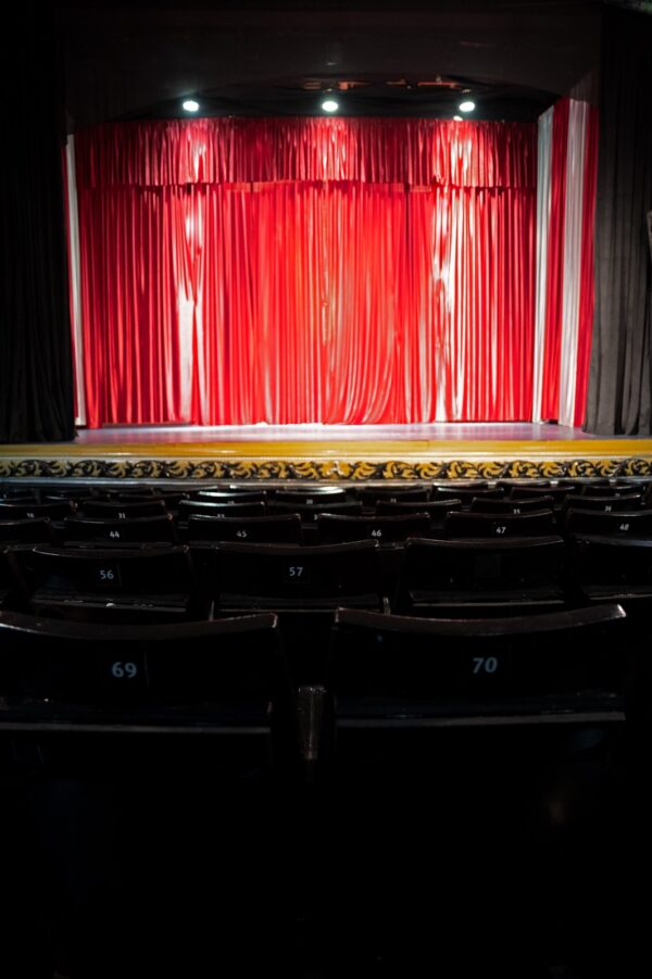 Η αυλαία του συνοικιακού θεάτρου Αυλαία Πολυχώρος Τεχνών, 2ας Μεραρχίας και Κουντουριώτου 182, Πασαλιμάνι – Πειραιάς.