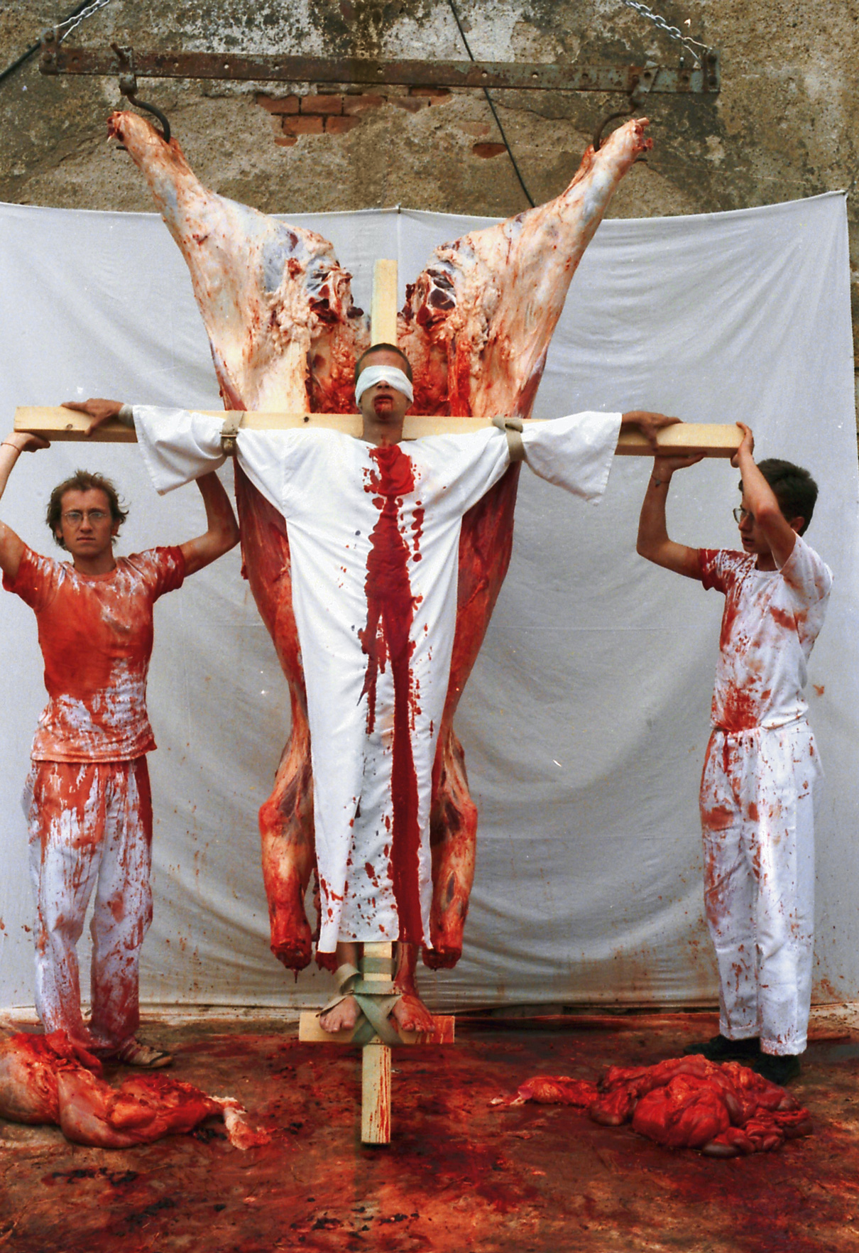 Φωτογραφικό ντοκουμέντο από την επιτέλεση του Nitsch 3-Tage-Spiel, Schloss Prinzendorf (27/7/1984).&nbsp;Ανήκει στη σειρά των δράσεων του καλλιτέχνη με τίτλο The Orgies Mysteries Theatre, οι οποίες ήταν εμπνευσμένες από θρησκευτικές τελετουργίες και θυσίες που είχαν στόχο την κάθαρση.&nbsp;&nbsp;