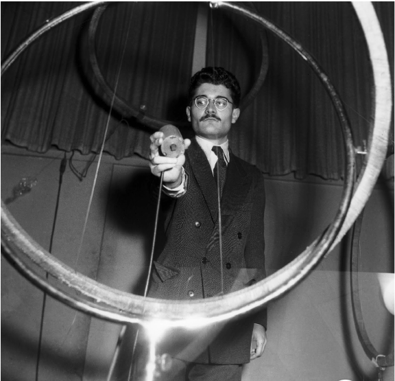 O Pierre Henry στο χωρικό αναλόγιο, [[#Maurice Lecardent [Μωρίς Λεκαρντάν]#]] (1955), ©INA.