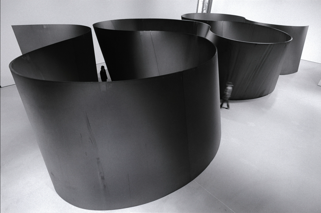 Φωτογραφία από την αναδρομική έκθεση Richard Serra sculpture: Forty years, MoMA, Νέα Υόρκη, (2007). 