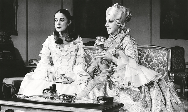 Στιγμιότυπο με τις [[#Μαίρη Αρώνη#]] και [[#Βέρα Ζαβιτσιάνου#]] από την παράσταση Η πρόβα ή Η τιμωρία του έρωτα [La répétition ou l'amour puni, 1950] του [[#Jean Anouilh [Ζαν Ανούιγ]#]], με χαρακτηριστικές επιρροές από το είδος του βουλεβάρτου, σε σκηνοθεσία [[#Αλέξη Σολομού#]]. [[#Εθνικό Θέατρο [National Theatre of Greece]#]], 1973. 