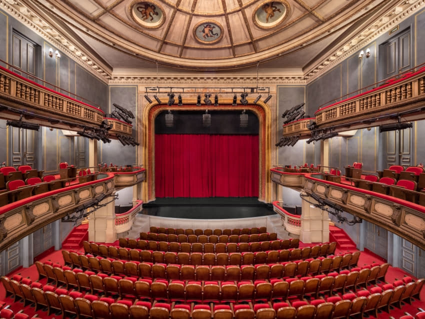 Η αυλαία της Κεντρικής Σκηνής του [[#Εθνικού Θεάτρου [National Theatre of Greece]#]] (κτήριο Τσίλλερ).