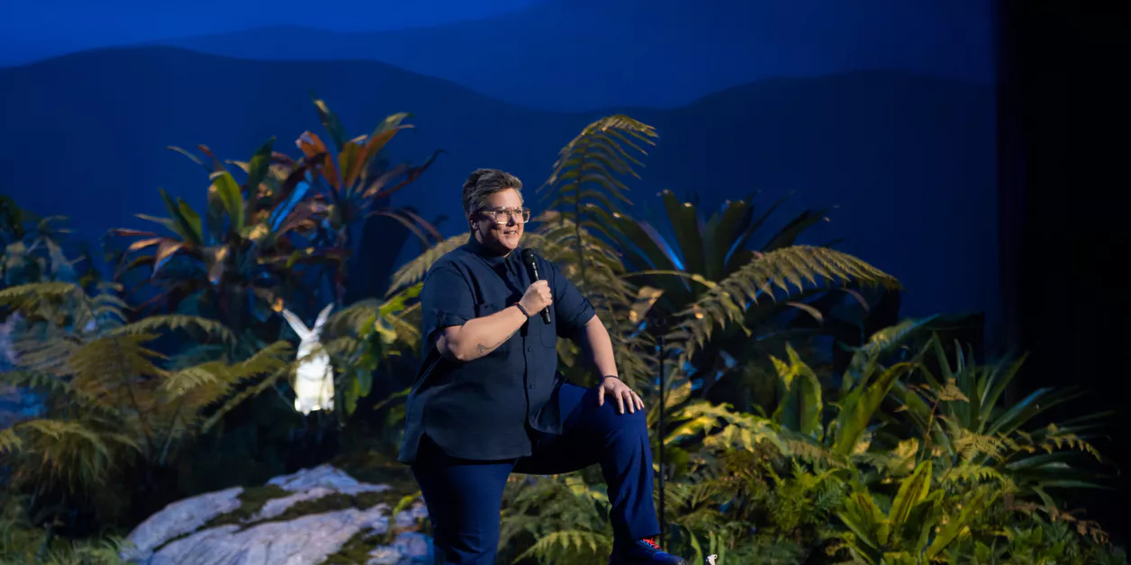 H στάντ-απ κωμικός [[#Hannah Gadsby [Χάνα Γκάντσμπυ]#]] παρουσιάζει την παράστασή της Something Special στην όπερα του Σύδνεϋ, 2023. 