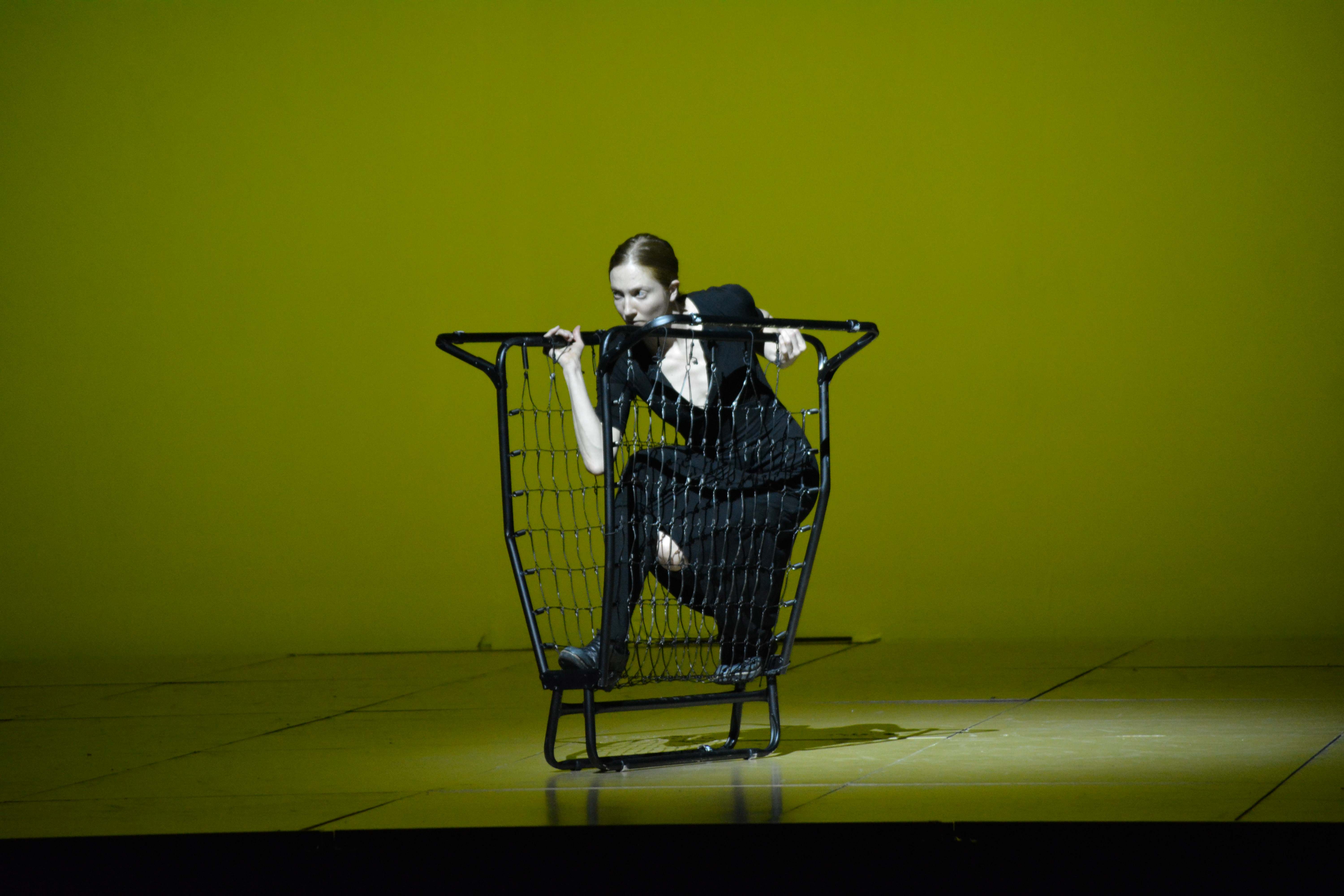 H [[#Breanna O'Mara [Μπριάνα Ομάρα]#]] σε στιγμιότυπο από τις δοκιμές της χοροθεατρικής παράστασης Εγκάρσιος Προσανατολισμός, σε σκηνοθεσία Δημήτρη Παπαϊωάννου (2021). 