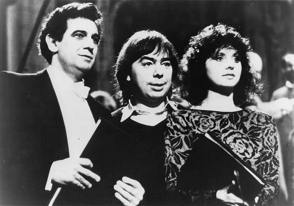Ο οξύφωνος Plácido Domingo [Πλάθιδο Ντομίνγκο], ο Andrew Lloyd Webber και η υψίφωνος Sarah Brightman [Σάρα Μπράιτμαν] στην παγκόσμια πρεμιέρα του Requiem [Ρέκβιεμ] (Νέα Υόρκη, 24 Φεβρουαρίου 1985). Το έργο, αφιερωμένο στη μνήμη του πατέρα του συνθέτη, μεταφέρει τη νεκρώσιμη λειτουργία του ρέκβιεμ στο ιδίωμα του σύγχρονου μουσικού θεάτρου.