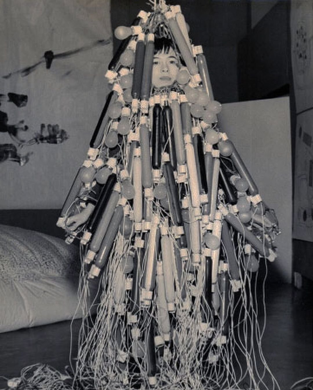 Ατσούκο Τανάκα, Ηλεκτρικό φόρεμα, 2η έκθεση Γκουτάι, Οκτώβριος 1956, Μέγαρο Οχάρα Καϊκάν, Τόκυο. 