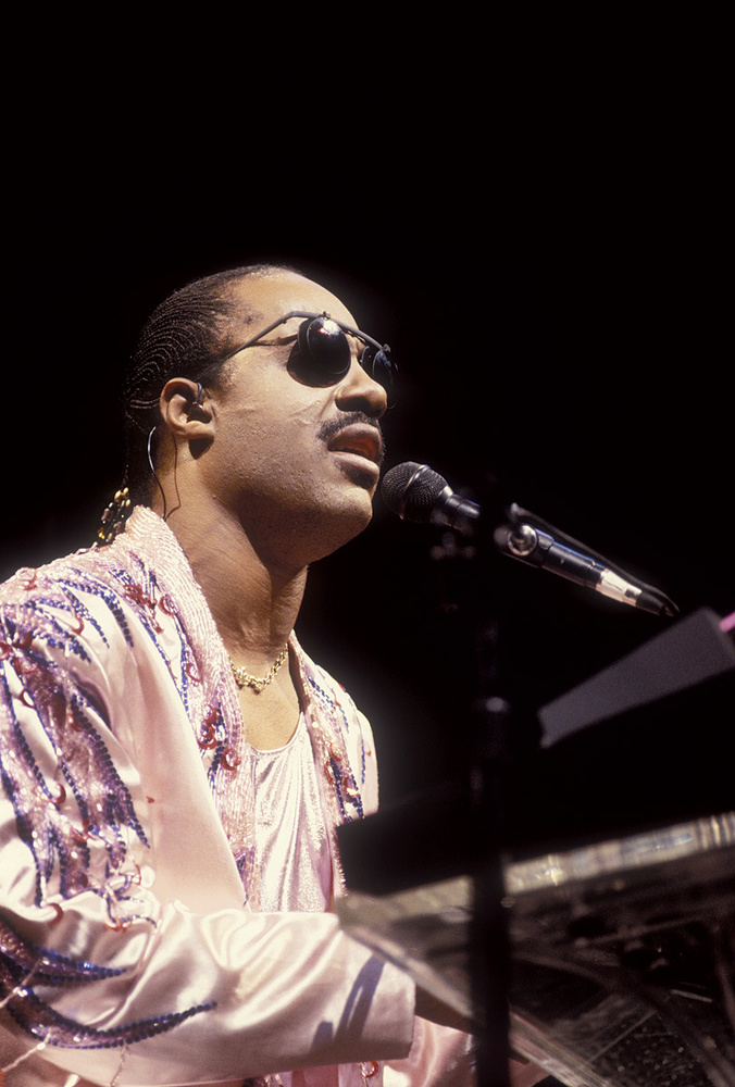 O [[#Stevie Wonder [Στίβι Ουόντερ]#]] άρχισε να χρησιμοποεί ενδοακουστικό από το 1987. Φωτογραφία: [[#Ebet Roberts [Έμπετ Ρόμπερτς]#]], Redfems.