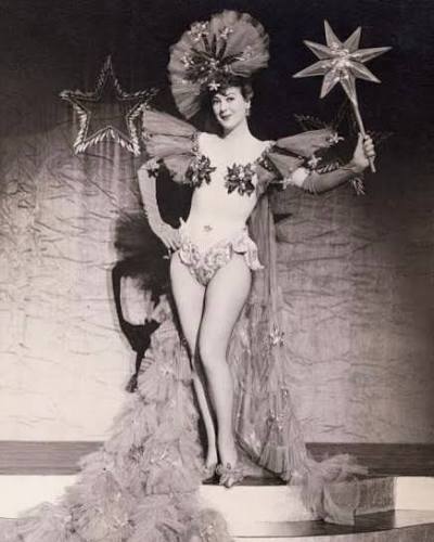Η απαράμιλλη αρτίστα του μπουρλέσκ Gypsy Rose Lee [Τζύψυ Ρόουζ Λη] στο εξώφυλλο του περιοδικού The Complete Photographer, τ. 9, αρ. 51, 10 Φεβρουαρίου 1943. Η Lee καθιέρωσε το αμερικανικό στριπτήζ ως αυτόνομη θεατρική φόρμα, εισάγοντας στη δραματουργία της αισθησιακής αποκάλυψης τη χρήση του σπινθηροβόλου χιούμορ και της αφηγηματικής δομής.