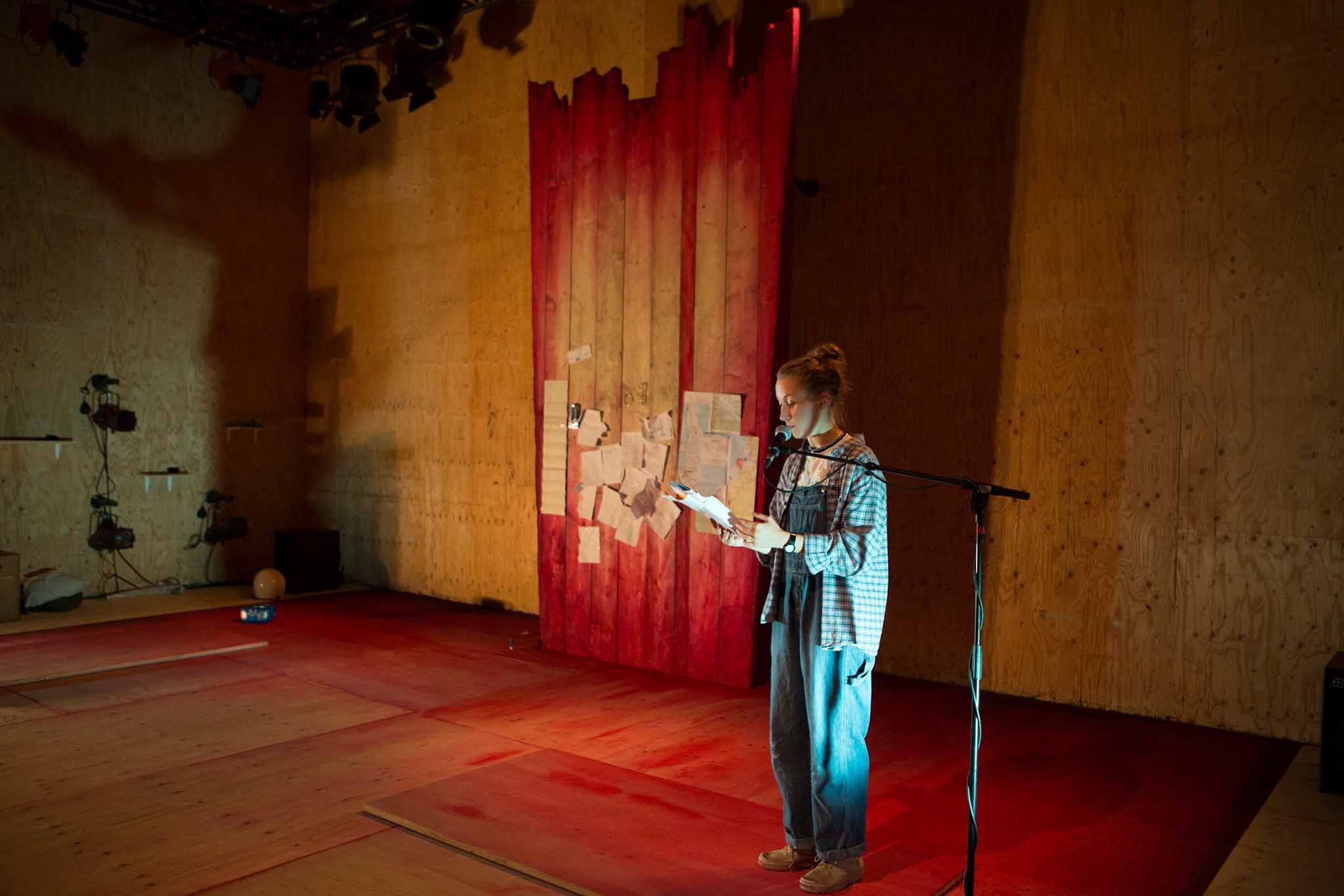 Σκηνή από την παράσταση My name is Rachel Corrie σε σκηνοθεσία [[#Josh Roche#]], με την [[#Erin Doherty#]] στον -ομώνυμο- ρόλο της 23χρονης Αμερικανίδας ακτιβίστριας, που το 2003 έχασε τη ζωή της στη Λωρίδα της Γάζας. [[#Θέατρο Young Vic#]], 2017. Photo: [[#Ellie Kurtz#]]