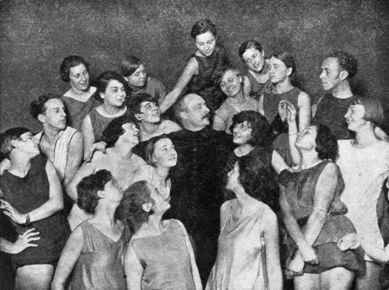 Ο Rudolf von Laban με μαθητές του (περ. 1929). Οι θεωρίες του για την παρατήρηση και ανάλυση της ανθρώπινης κίνησης επηρέασαν την εξέλιξη της χοροθεραπείας.