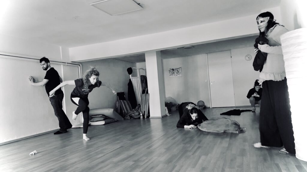 Στιγμιότυπο από την κλειστή ομάδα δραματοθεραπείας της [[#Έλενας Μπουκουβάλα#]], η οποία δημιουργήθηκε το 2019&nbsp;με σκοπό την προσωπική αναζήτηση, τη συναισθηματική ανάπτυξη, αλλά και τη γνωριμία με τη μέθοδο της Δραματοθεραπείας και της Κινητικής Θεραπείας.