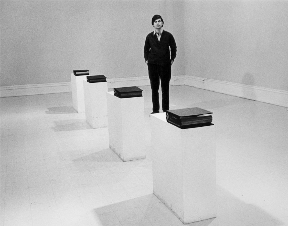 [[#Mel Bochner [Μελ Μπόχνερ]#]],&nbsp;Working Drawings&nbsp;and Other Visible Things on Paper Not Necessarily Meant to be Viewed as Art [Σχέδια εργασίας και άλλα ορατά πράγματα σε χαρτί που δεν χρειάζεται κατ' ανάγκην να ιδωθούν ως τέχνη],&nbsp;1966, School of the Visual Arts, Νέα Υόρκη.Για τον ιστορικό τέχνης [[#Benjamin Buchloh [Μπέντζαμιν Μπούκλο]#]], η συγκεκριμένη έκθεση του Mel Bochner θεωρείται ίσως η πρώτη πραγματικά εννοιακή έκθεση, καθώς για πρώτη φορά παρουσιάστηκαν φωτοτυπίες σχεδίων, κειμένων, σημειώσεων και σκαριφημάτων τοποθετημένες σε ντοσιέ πάνω σε τέσσερα βάθρα στο κέντρο του εκθεσιακού χώρου. Αντί, δηλαδή, να εκτεθούν τα τελικά έργα, παρουσιάστηκε η ίδια η διαδικασία της διανοητικής τους σύλληψης, μετατοπίζοντας το ενδιαφέρον από το καλλιτεχνικό αντικείμενο στην ιδέα που βρίσκεται πίσω από αυτό, δηλαδή στη γλωσσική του διατύπωση και στην αναλυτική του σύλληψη.