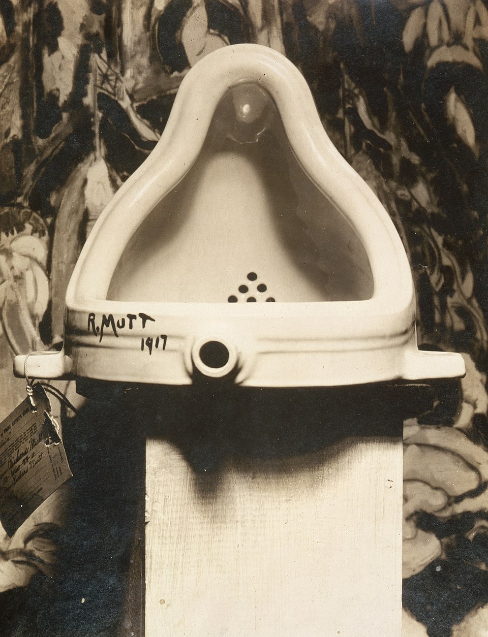 Marcel Duchamp, Fountain [Κρήνη] (1917). Φωτογραφία του [[#Alfred Stieglitz [Άλφρεντ Στήγκλιτζ]#]]. Το 1917, η Εταιρεία Ανεξάρτητων Καλλιτεχνών εγκαινίασε την πρώτη της έκθεση στη Νέα Υόρκη. Κάποιος με το ψευδώνυμο [[#Richard Mutt [Ρίτσαρντ Ματ]#]] υπέβαλε προς έκθεση ένα υπογεγραμμένο και χρονολογημένο πορσελάνινο ουρητήριο με τίτλο Fountain. Η επιτροπή, πρόεδρος της οποίας ήταν ο Duchamp, απέρριψε την Κρήνη, δηλώνοντας ότι δεν επρόκειτο για έργο τέχνης. Ο Duchamp, αποκρύπτοντας ότι ήταν ο ίδιος ο «δημιουργός» του έργου, εναντιώθηκε στην απόφαση αυτή και παραιτήθηκε από την Εταιρεία Ανεξάρτητων Καλλιτεχνών. Το έργο χάθηκε με την πάροδο του χρόνου και η μοναδική φωτογραφική του τεκμηρίωση που διασώζεται&nbsp;είναι εκείνη του Alfred Stieglitz, η οποία δημοσιεύθηκε στο δεύτερο τεύχος του ντανταϊστικού περιοδικού The Blind Man (1917). 