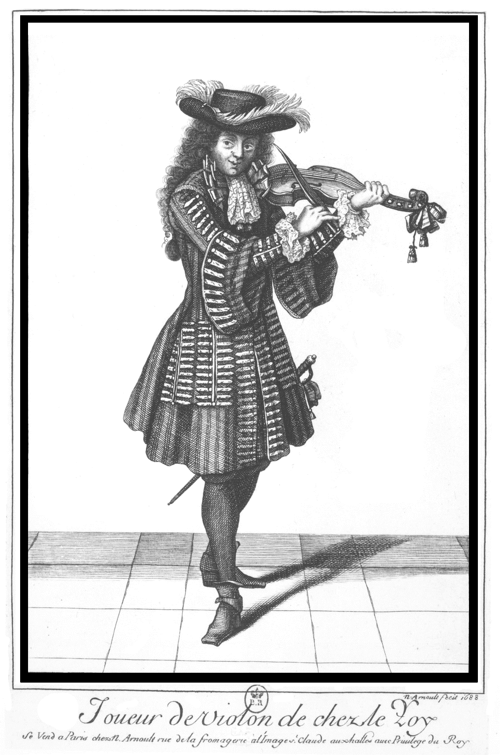 Μέλος του συνόλου των Vingt-quatre Violons du Roi (1577-1761) με την επίσημη ενδυμασία του, σε χαρακτικό του [[#Nicolas Arnoult [Νικολά Αρνού]#]]. Το αυλικό αυτό σύνολο εγχόρδων αποτέλεσε το πρώτο τυποποιημένο ορχηστρικό σχήμα της Ευρώπης και θεμελίωσε την ορχηστρική πρακτική πριν από τη διόγκωση του συνόλου κατά τον 19ο αιώνα.