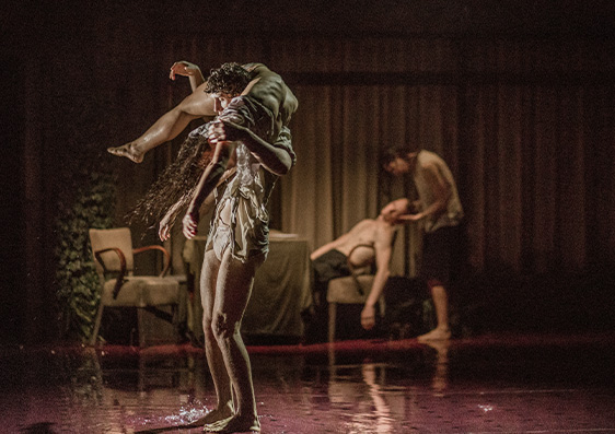 Στιγμιότυπο από την παράσταση Triptych της ομάδας [[#Peeping Tom#]]. Παρίσι, Opéra Palais Garnier (2023). 