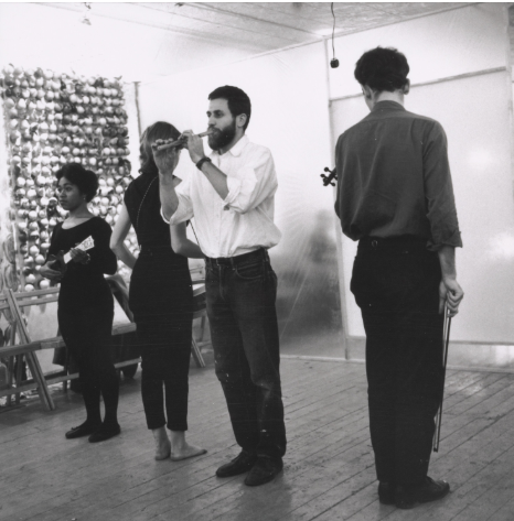 Στιγμιότυπο χάπενινγκ του Allan Kaprow, 18 Happenings in 6 Parts, Οκτώβριος 1959, Reuben Gallery, Νέα Υόρκη. Φωτογραφία: [[#Fred W. McDarrah [Φρεντ Ουίλ. Μακντάρα]#]], MoMA. 